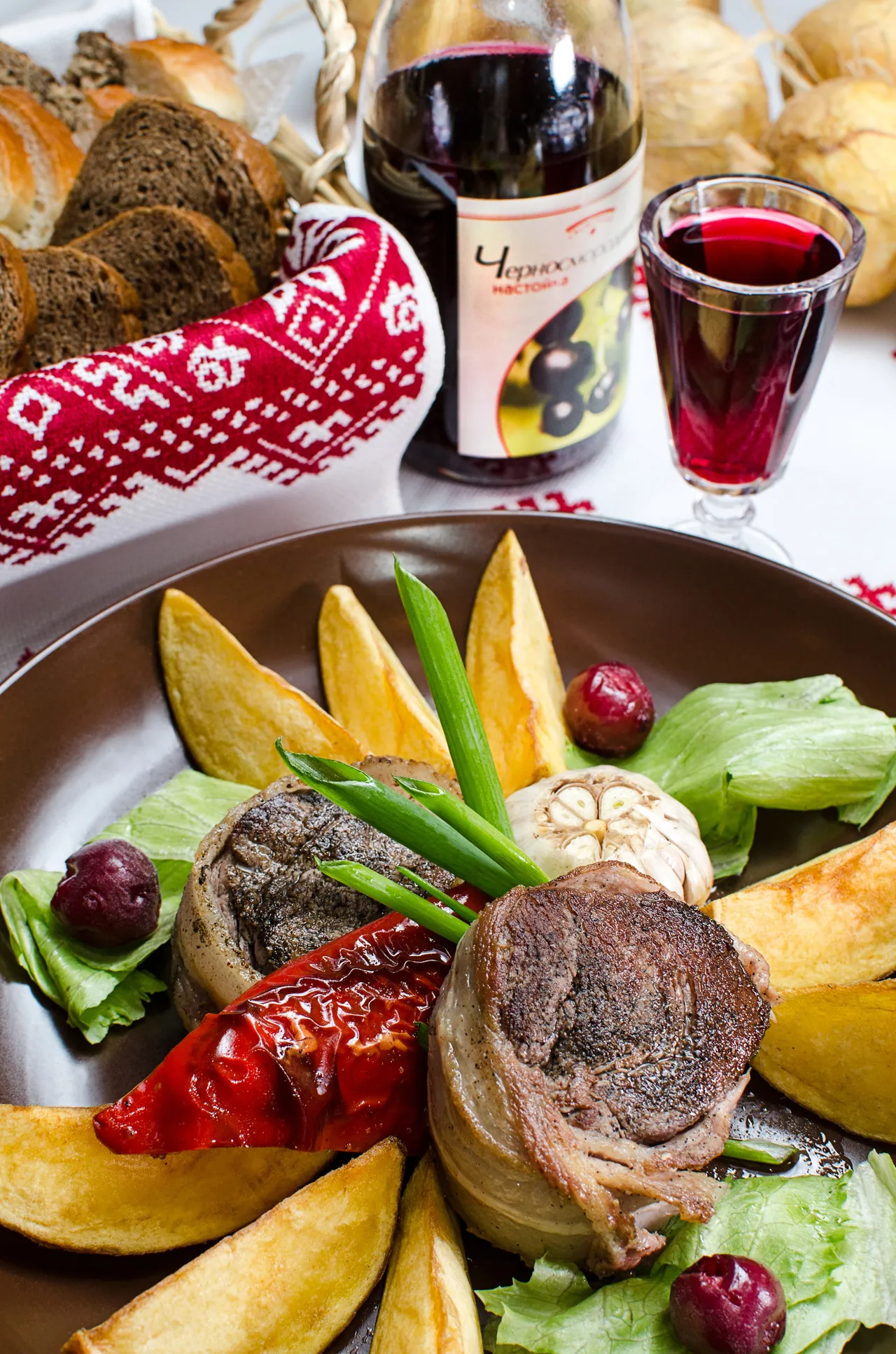 Мясное ассорти с запечёнными овощами и вином