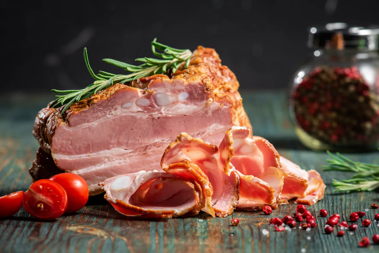 Копчёная грудинка с розмарином — съёмка для мясокомбината