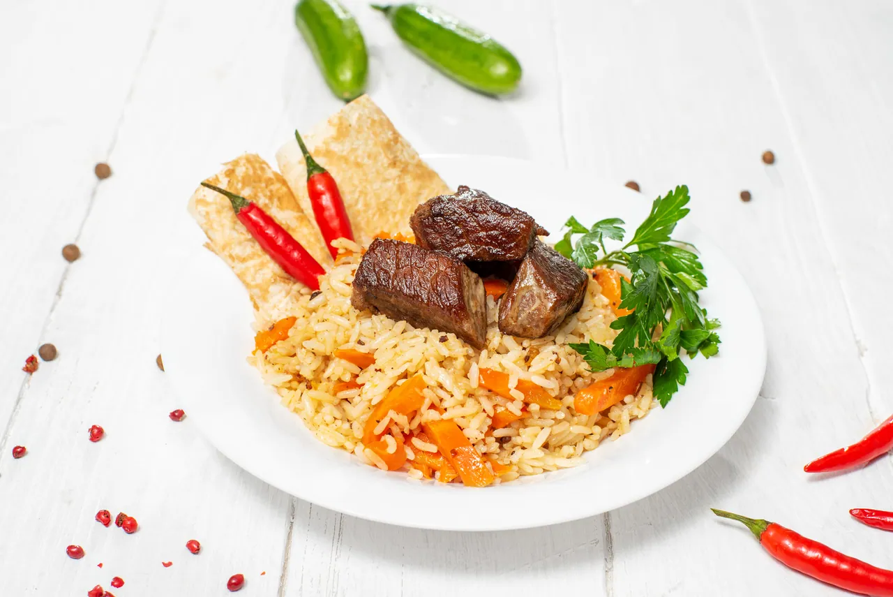 Мясо с рисом и перцем чили