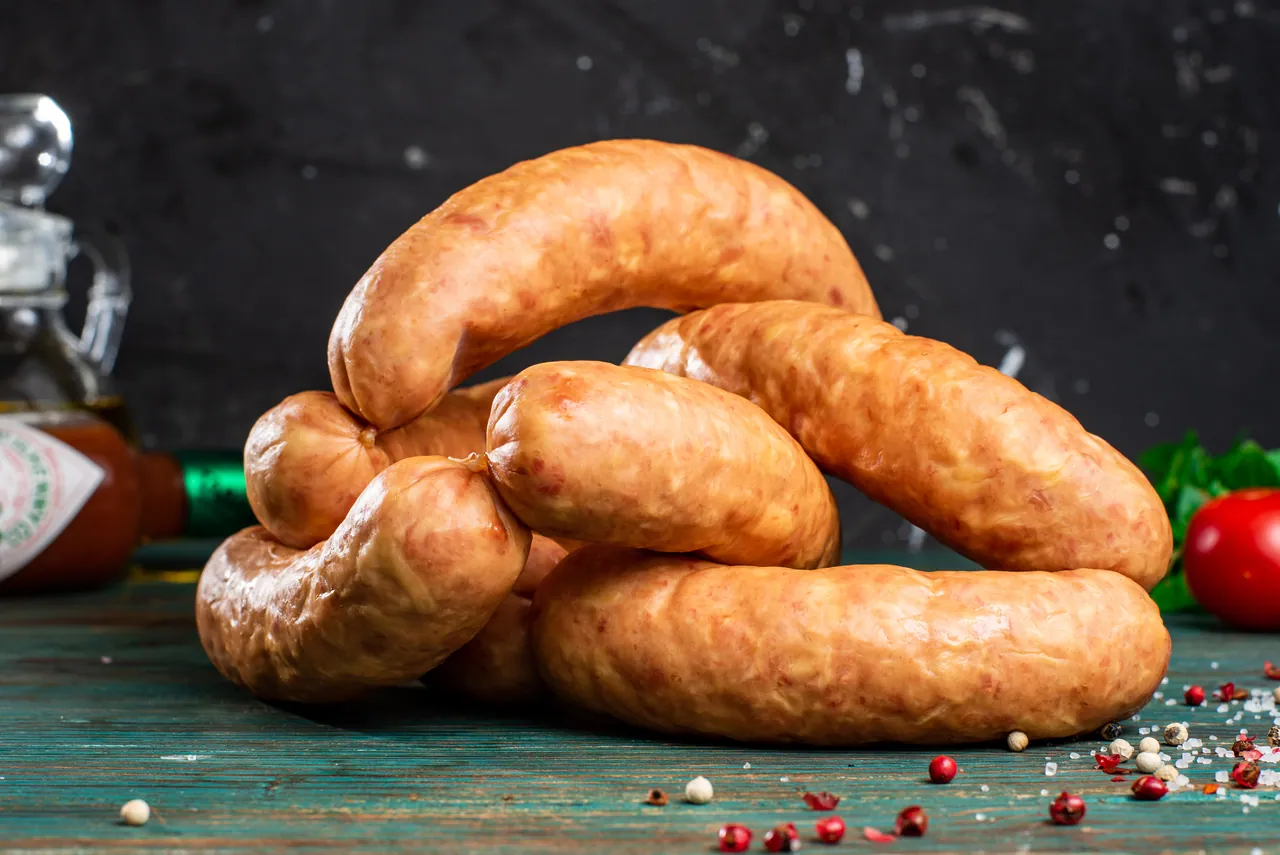 Сардельки на тёмном фоне — съёмка для мясокомбината