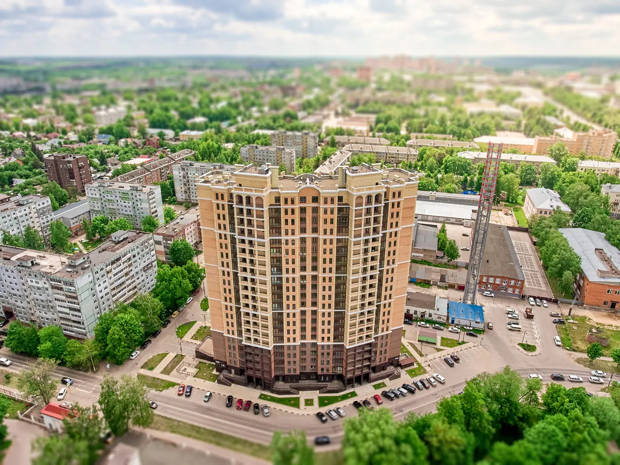 Высотный жилой дом с высоты птичьего полёта — фото для продажи квартир