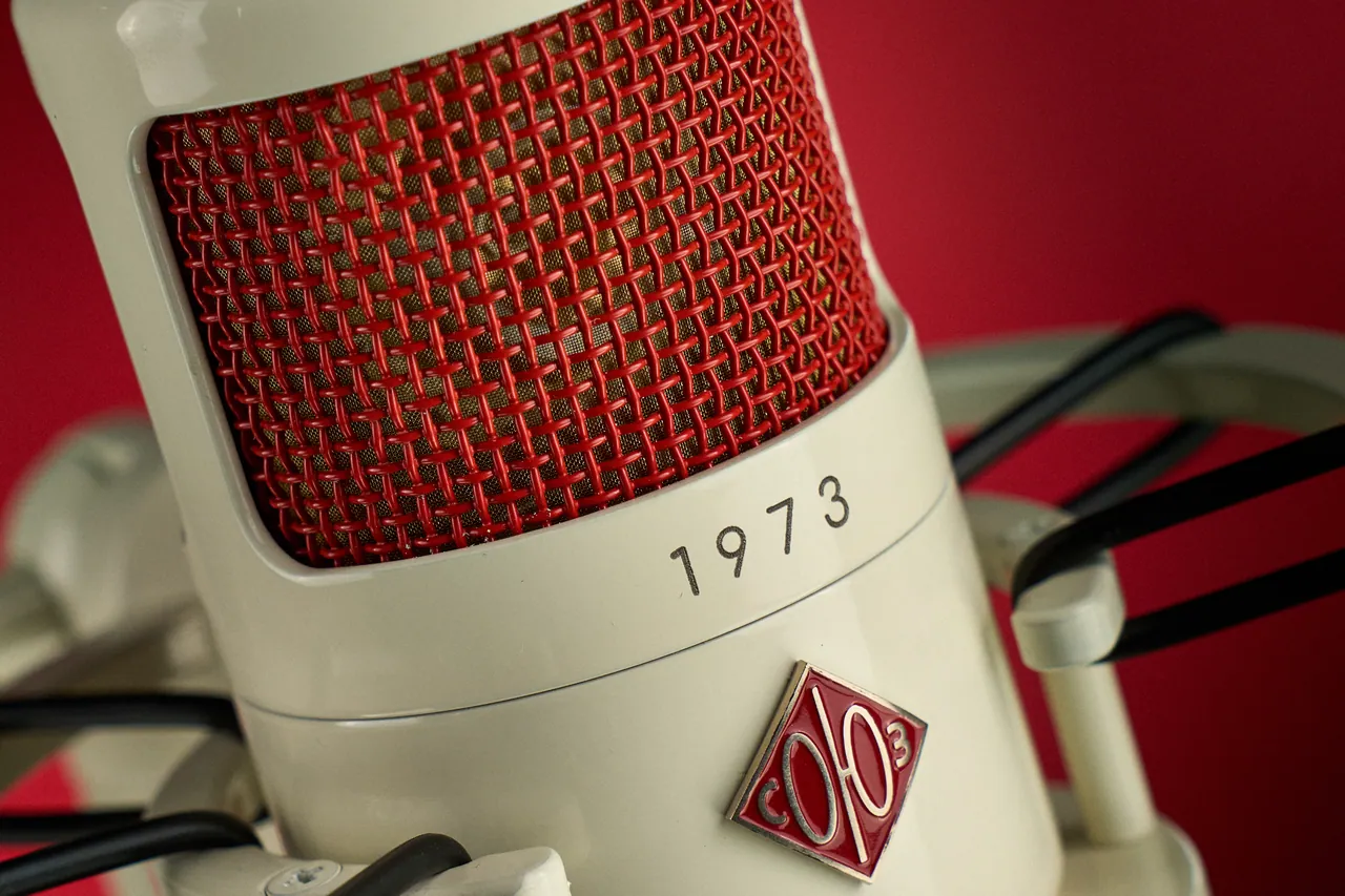 Микрофон «Союз 1973» крупно на красном фоне